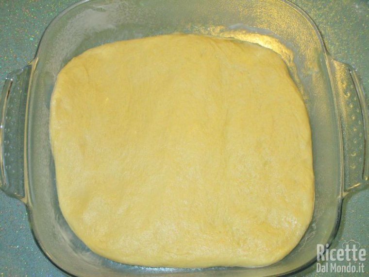 Sistemare l'impasto nella teglia