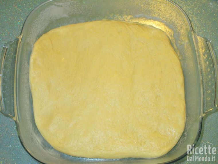 Sistemare l'impasto nella teglia