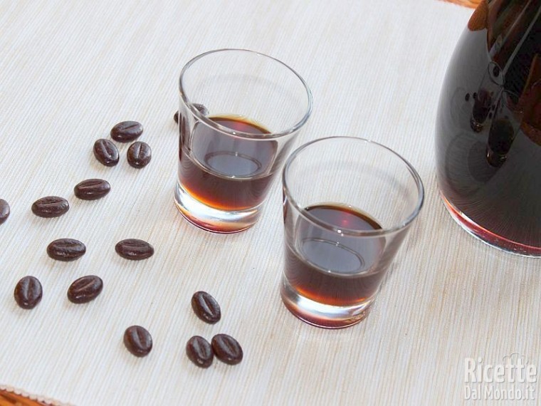 Liquore al caffè fatto in casa | RicetteDalMondo.it