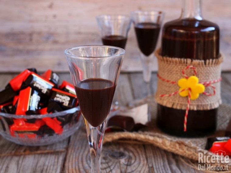 Liquore al gusto di pocket coffee fatto in casa