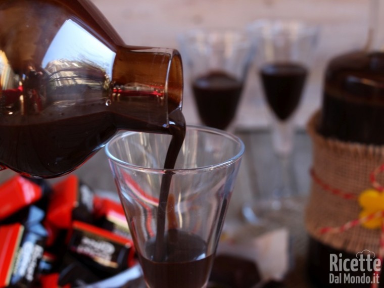 Liquore al gusto di pocket coffee fatto in casa