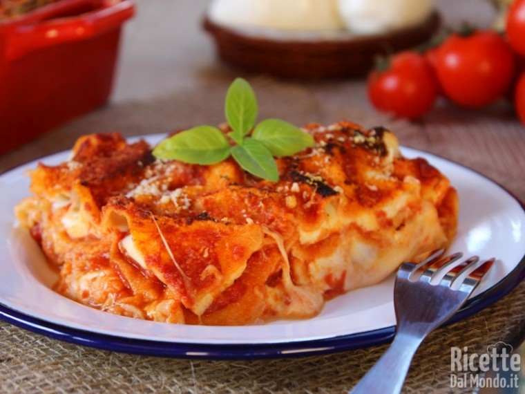 Lasagne di pane carasau con pomodoro e mozzarella