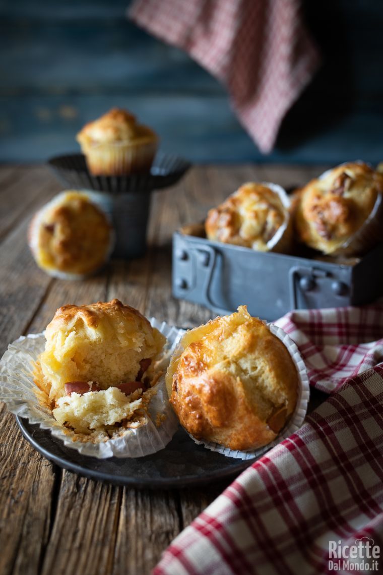 Come fare i muffin salati wurstel e scamorza