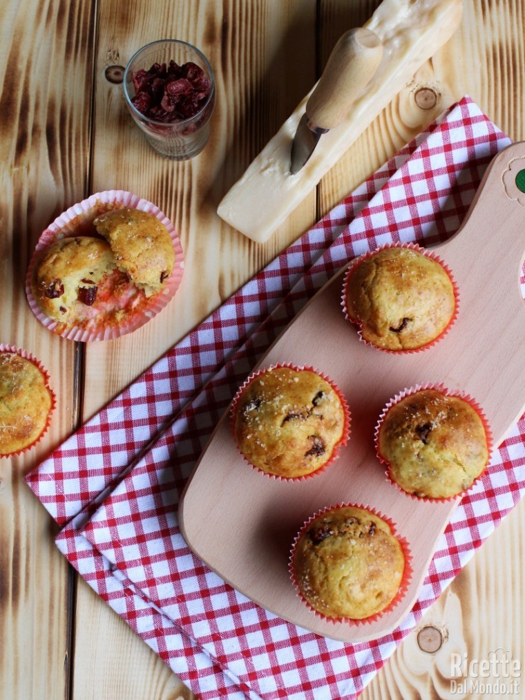 Come fare i muffin mirtilli secchi e parmigiano