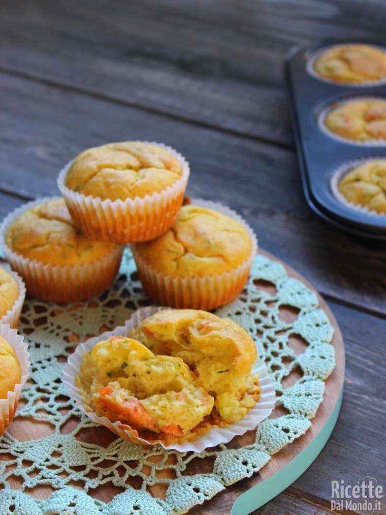 Come fare i Muffin salati con salmone e zucchine