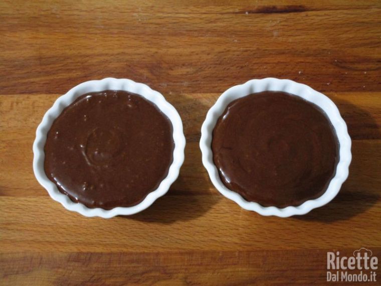 Riporre la crema in due coppette in frigo