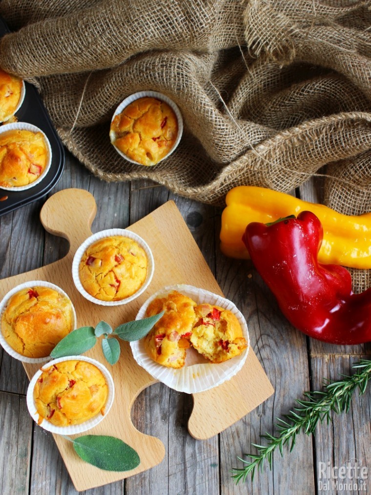 Ricetta muffin ai peperoni, pancetta e provola