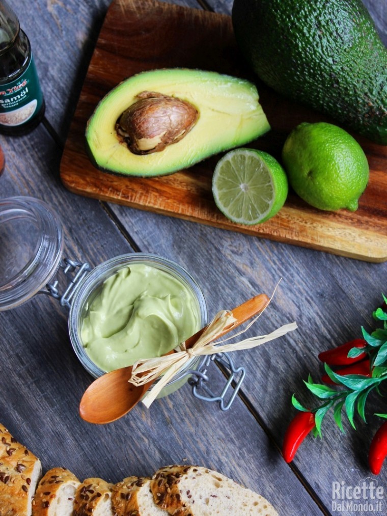 Maionese di avocado - finta maionese