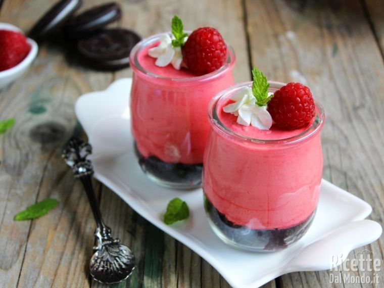 Mini mousse cheesecake ai lamponi in barattolo