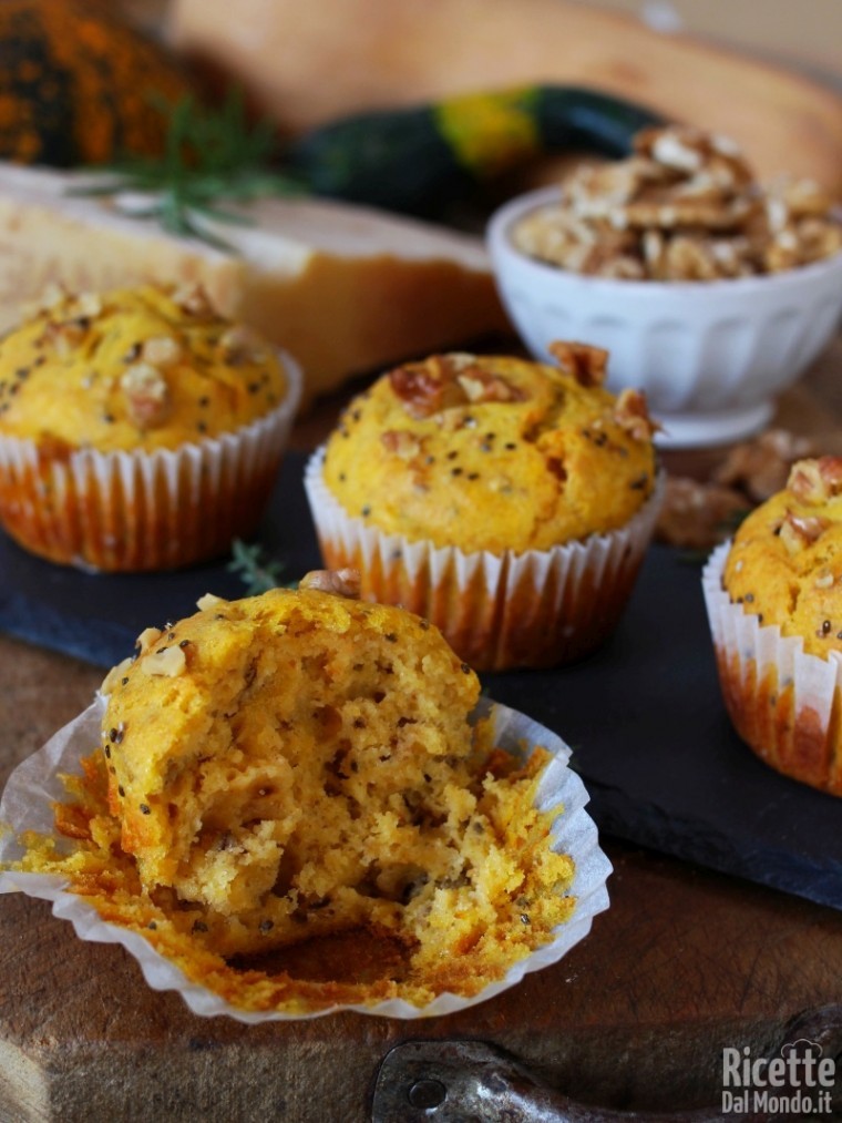 Semplici muffin salati zucca, parmigiano e noci
