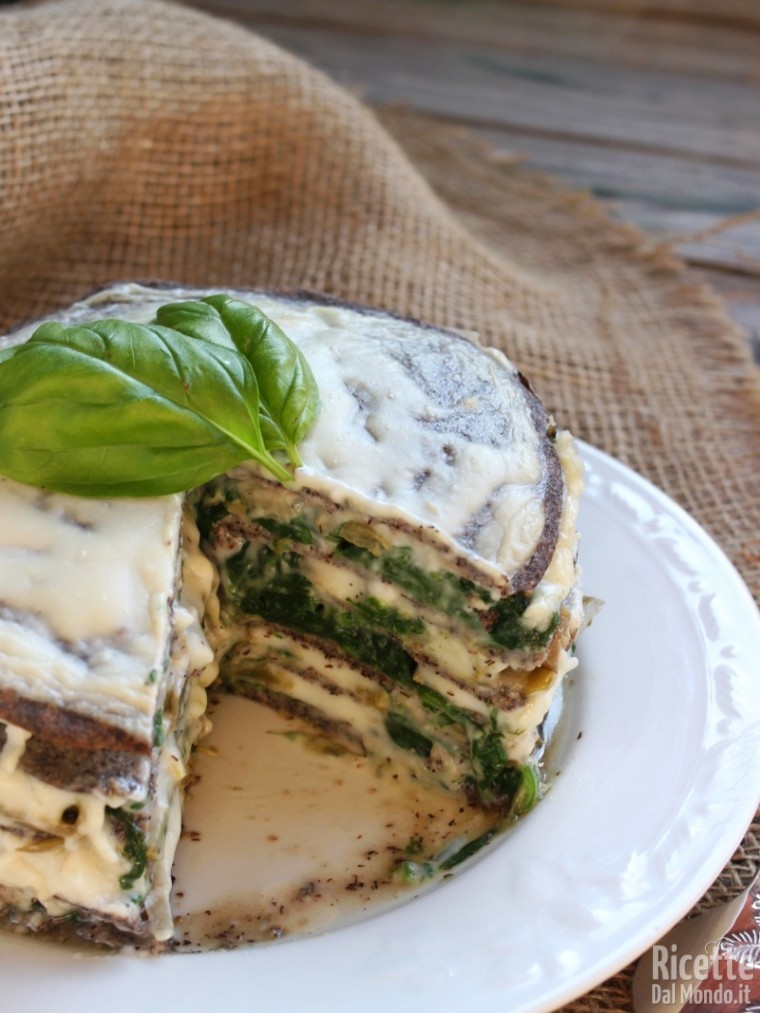 Millefoglie di crepes di grano saraceno con erbette al forno