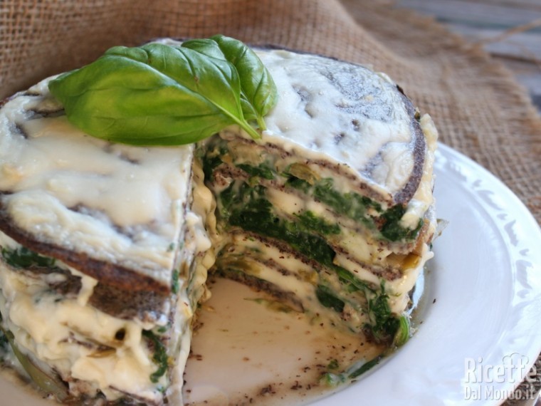 Millefoglie di crepes di grano saraceno con erbette vegan