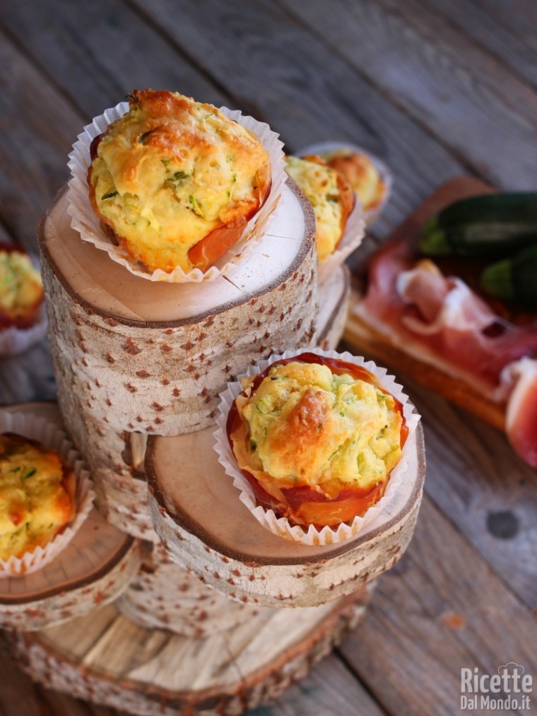 Come fare i muffin salati con zucchine e speck