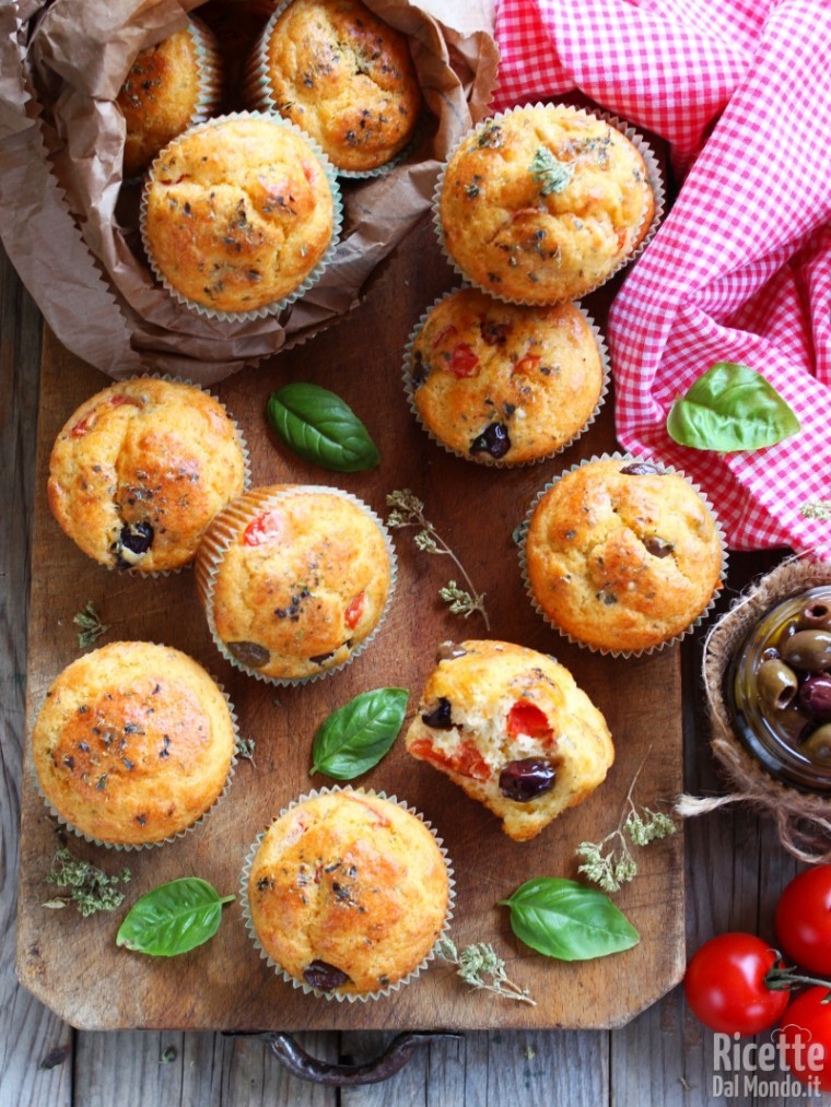 Muffin salati pomodorini e olive mediterranei