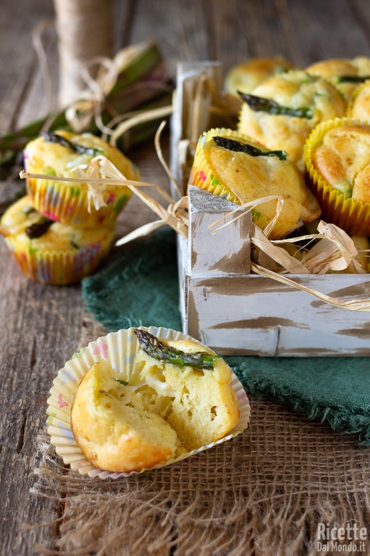 Come fare i muffin agli asparagi e provola