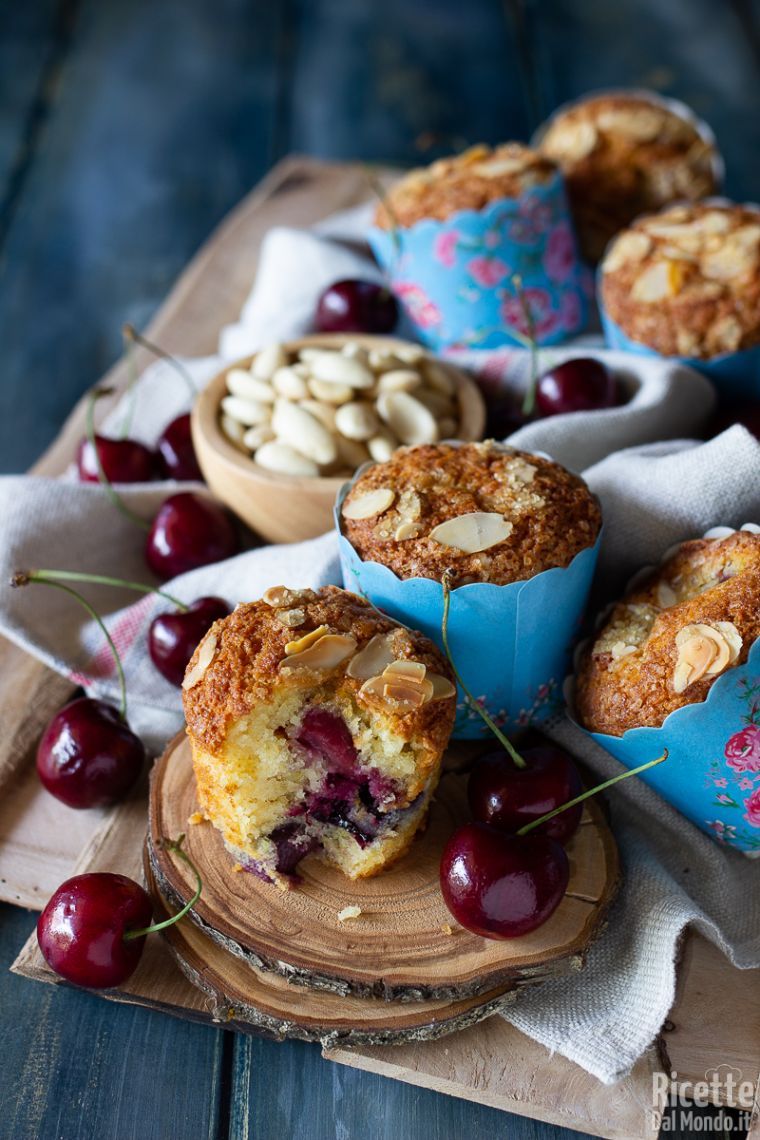 Come fare i muffin ciliegie e mandorle