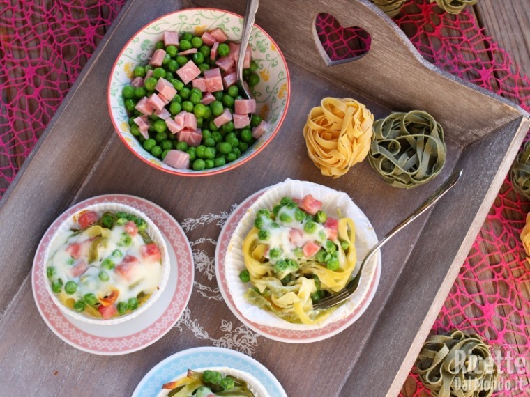 Ricetta nidi di tagliatelle con prosciutto e piselli