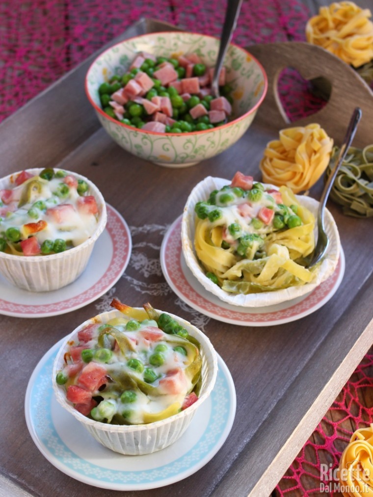Come fare i nidi di tagliatelle con prosciutto e piselli