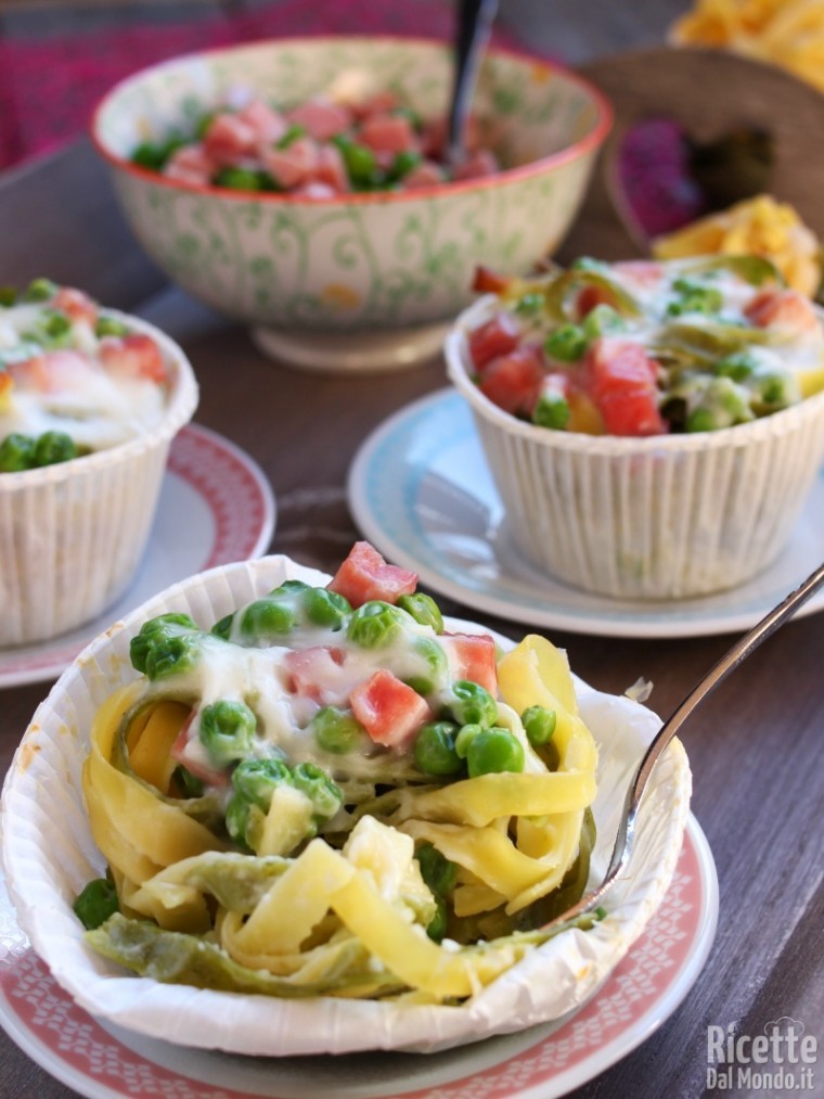 Tagliatelle prosciutto e piselli al forno