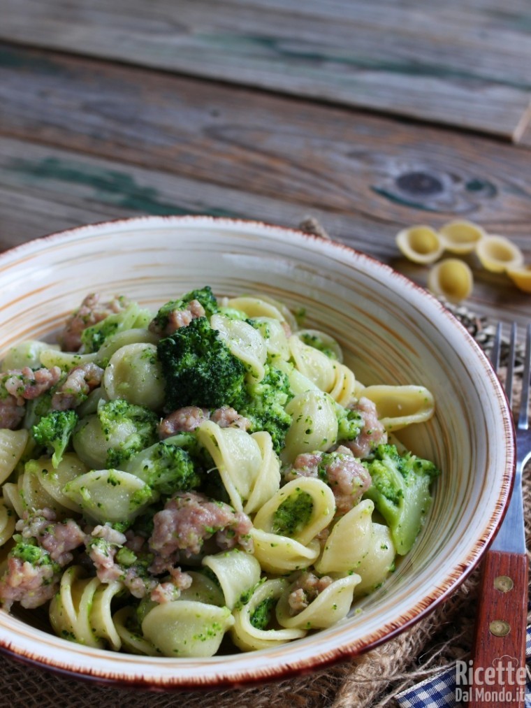 Come fare orecchiette con broccoli e salsiccia