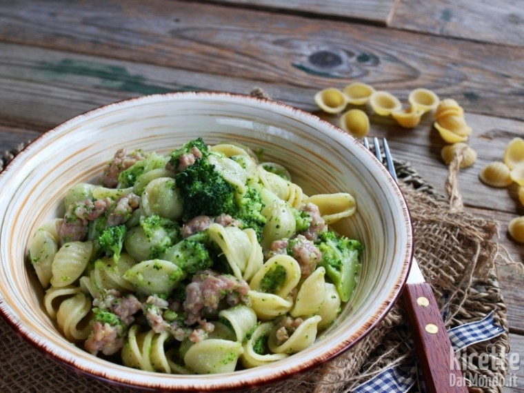 Orecchiette con broccoli e salsiccia | RicetteDalMondo