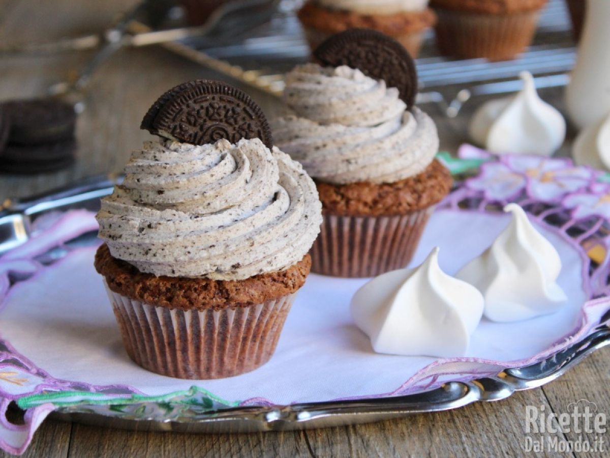 Ricetta Oreo cupcakes, dolcetti semplici e golosi con base al cioccolato