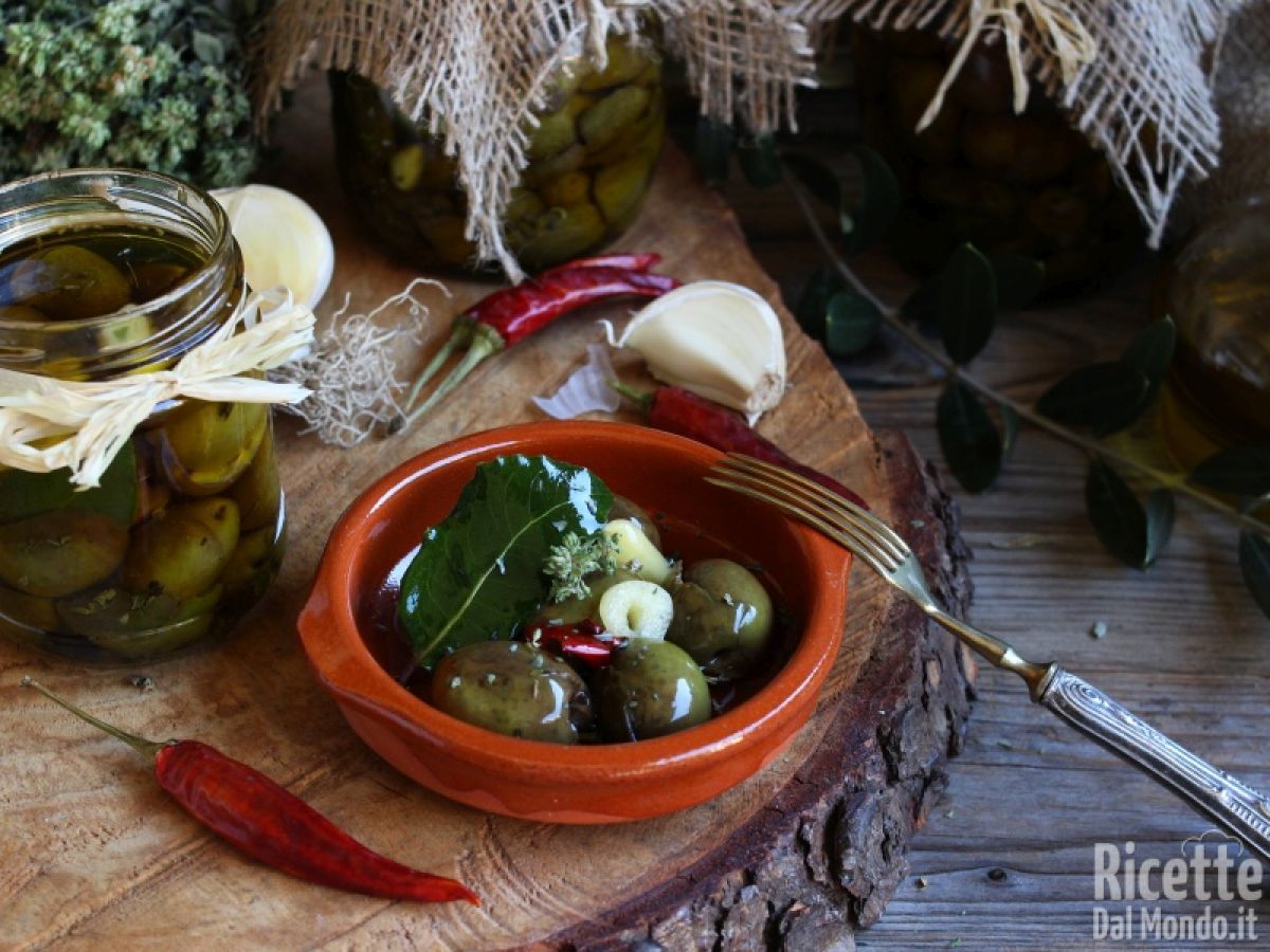 Ricetta Olive sott'olio fatte in casa. Una conserva per l'inverno semplice e genuina