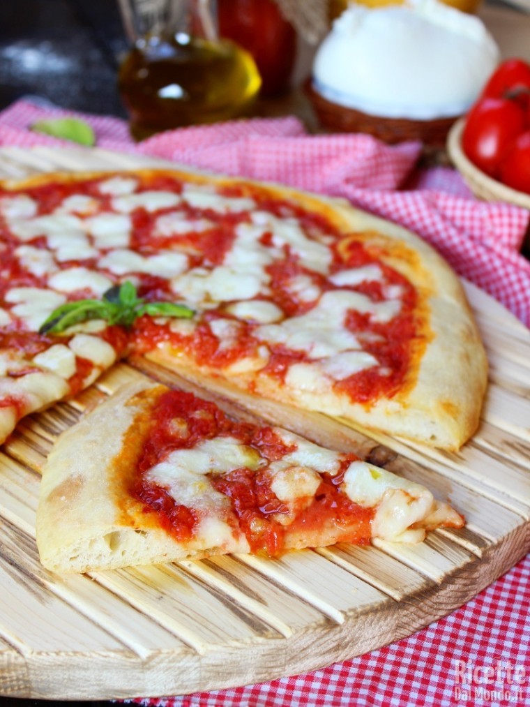 Pizza margherita, la ricetta napoletana fatta in casa