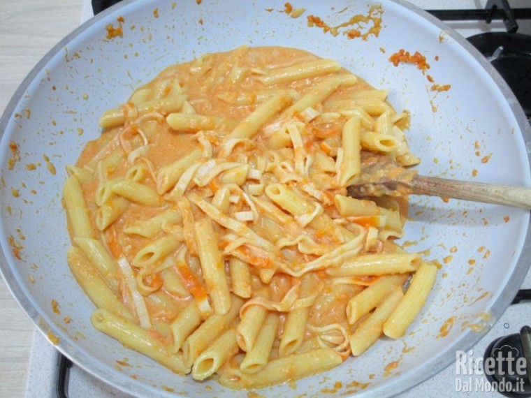 Penne alla vodka con polpa di granchio | RicetteDalMondo