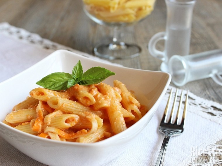 Penne alla vodka con polpa di granchio | RicetteDalMondo