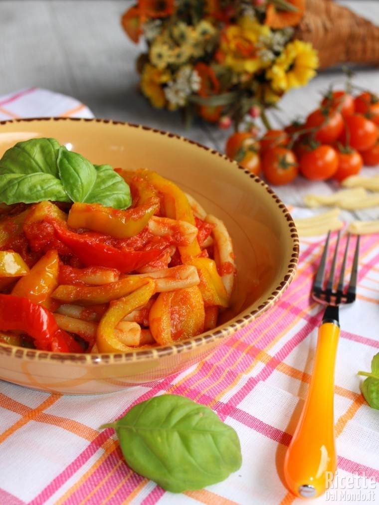 Pasta con i peperoni in rosso