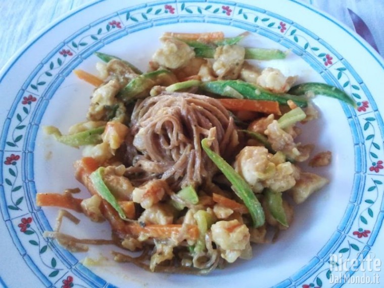 Ricetta Pollo e Gamberetti al Curry con Noodles
