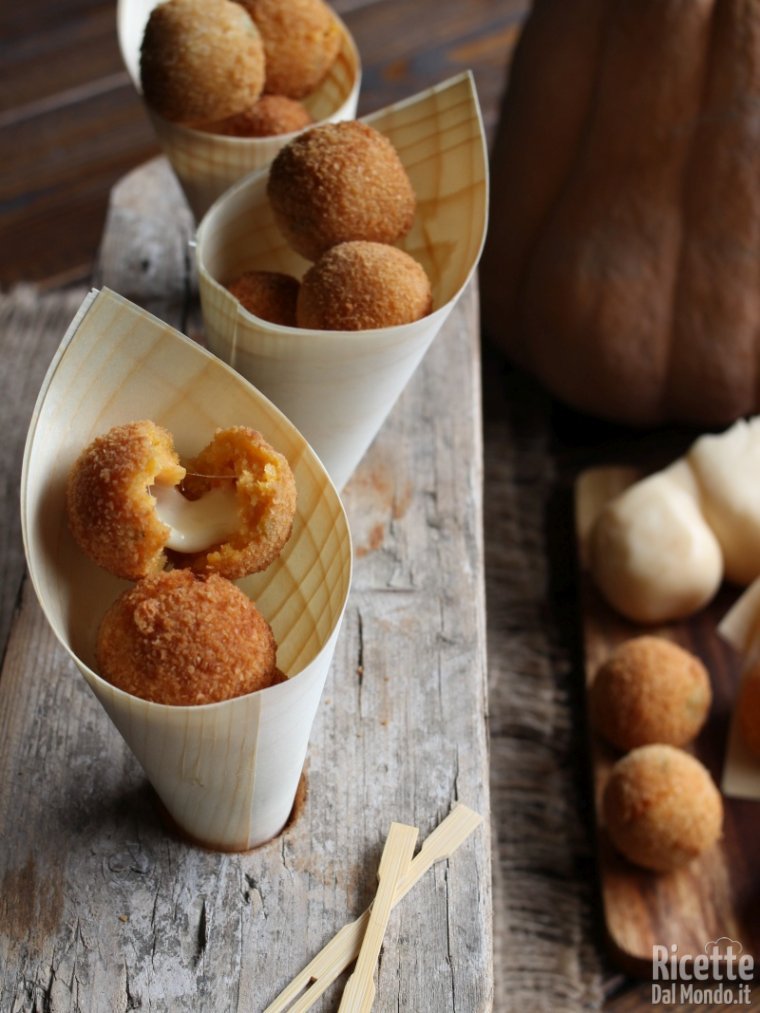 Come fare le polpette di zucca con cuore filante