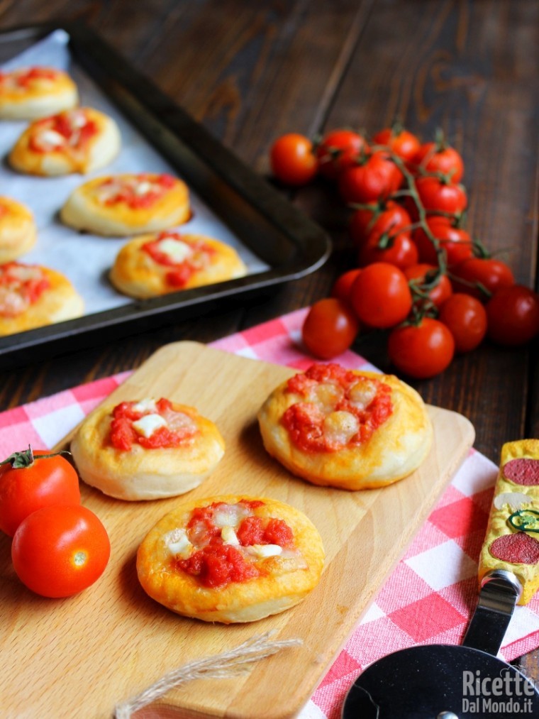 Come fare la pizza da aperitivo al pomodoro