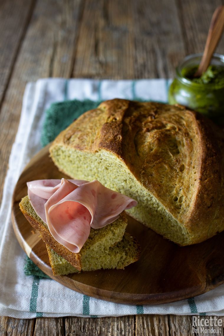Come fare il pane al pesto di basilico