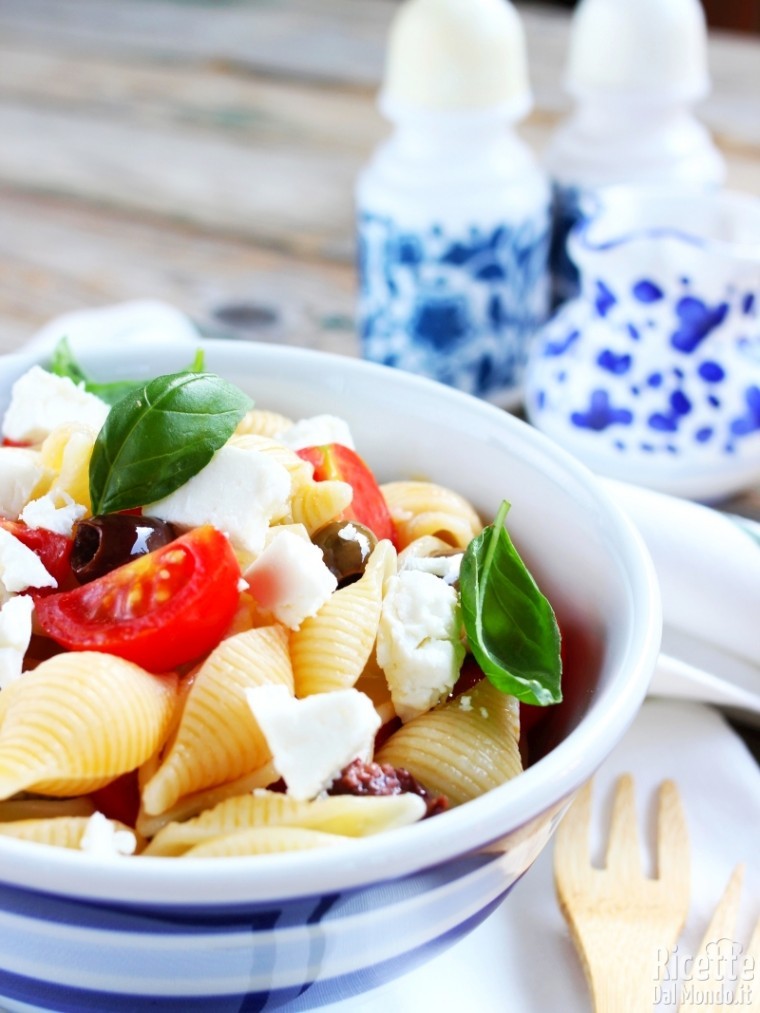 Pasta fredda con pomodorini e feta greca |RicetteDalMond