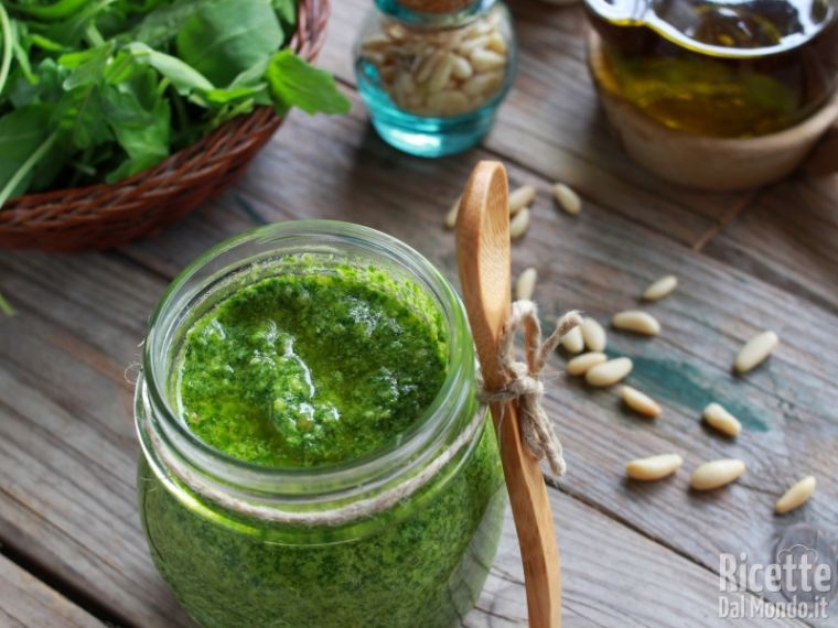 Servire la salsa di rucola