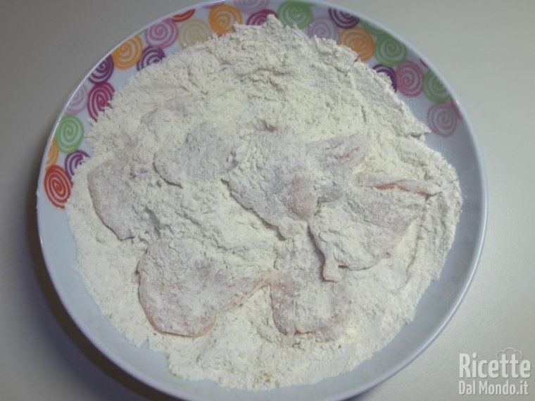 Infarinare i bocconcini di pollo