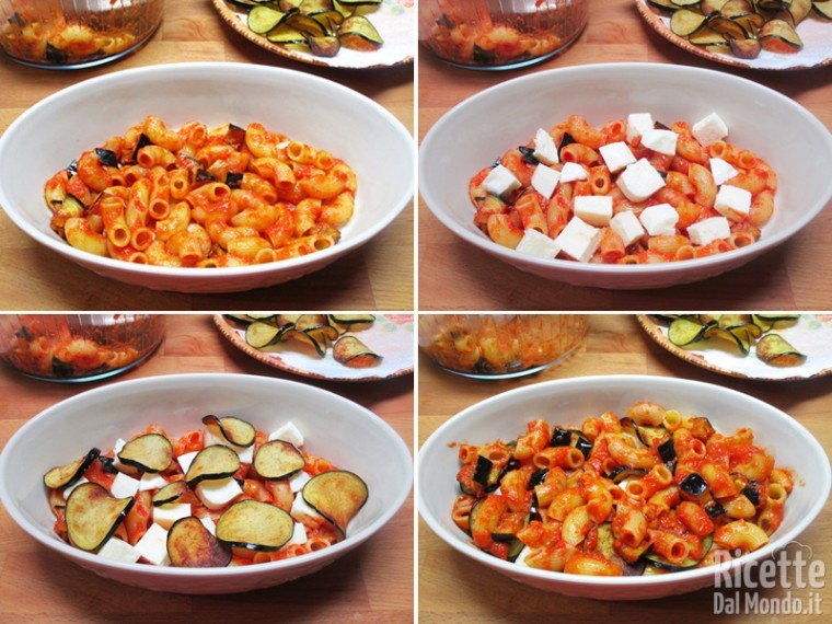Iniziare a mettere pasta, melanzane e mozzarella nella teglia