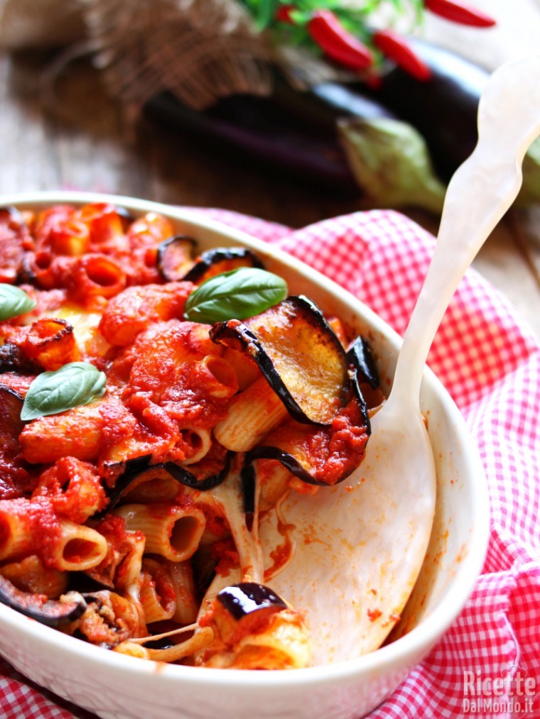 Pasta alla siciliana con mozzarella filante