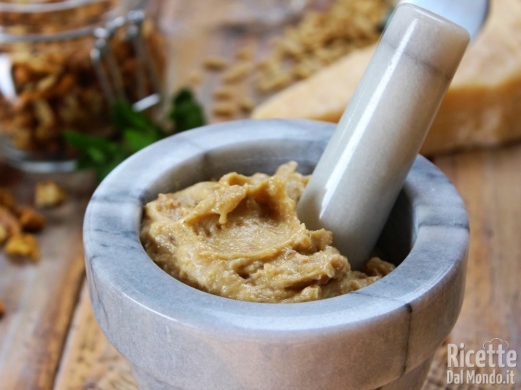 Ricetta per fare il pesto di noci