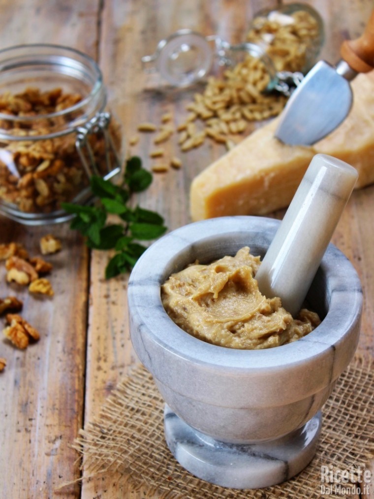 Pesto Di Noci E Pinoli Ricettedalmondo It