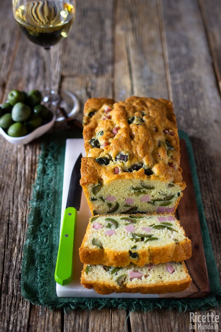 Servire il plumcake salato con prosciutto e olive