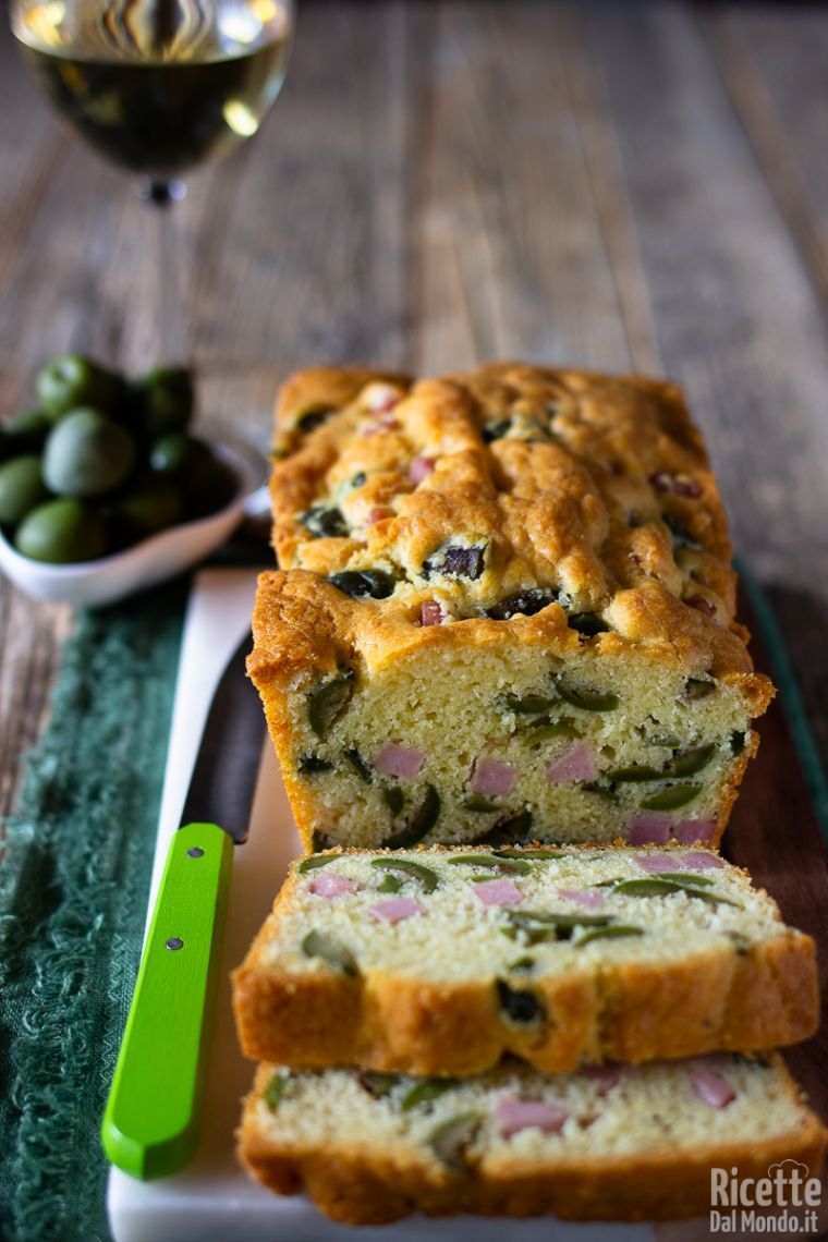 Come fare il plumcake salato con prosciutto e olive