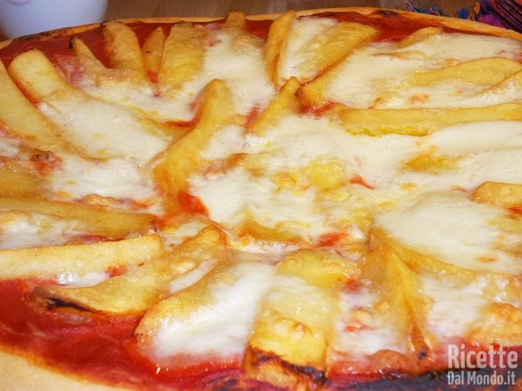 Ricetta pizza con patatine fritte e mozzarella