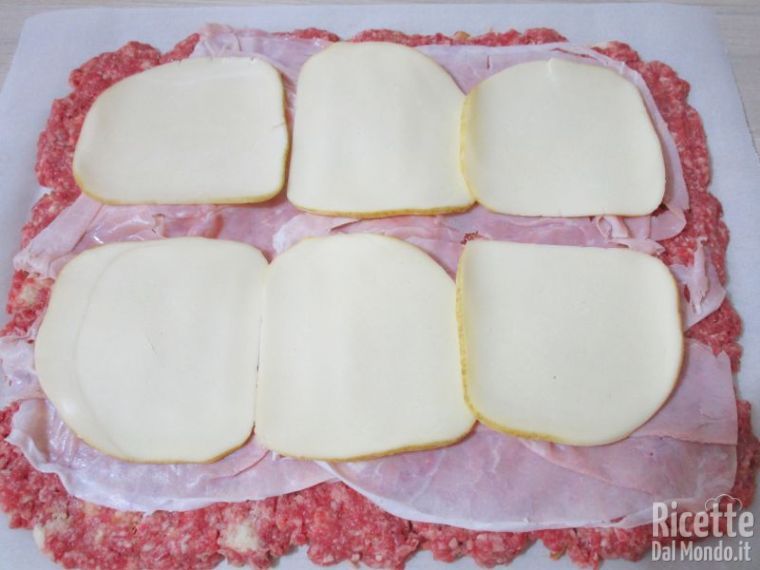 Aggiungere prosciutto, provola e carciofi