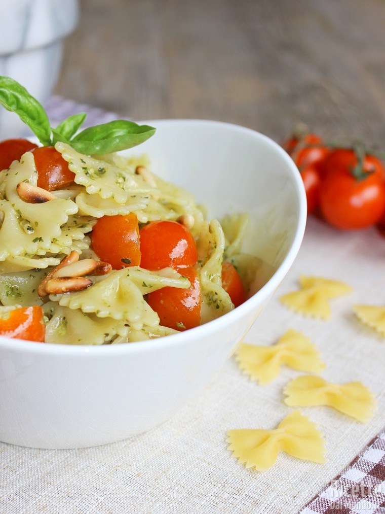 Come fare la pasta al pesto con pomodorini