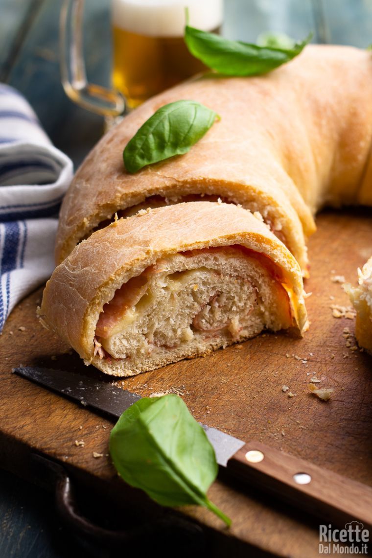 Come fare la pizza arrotolata al prosciutto e mozzarella
