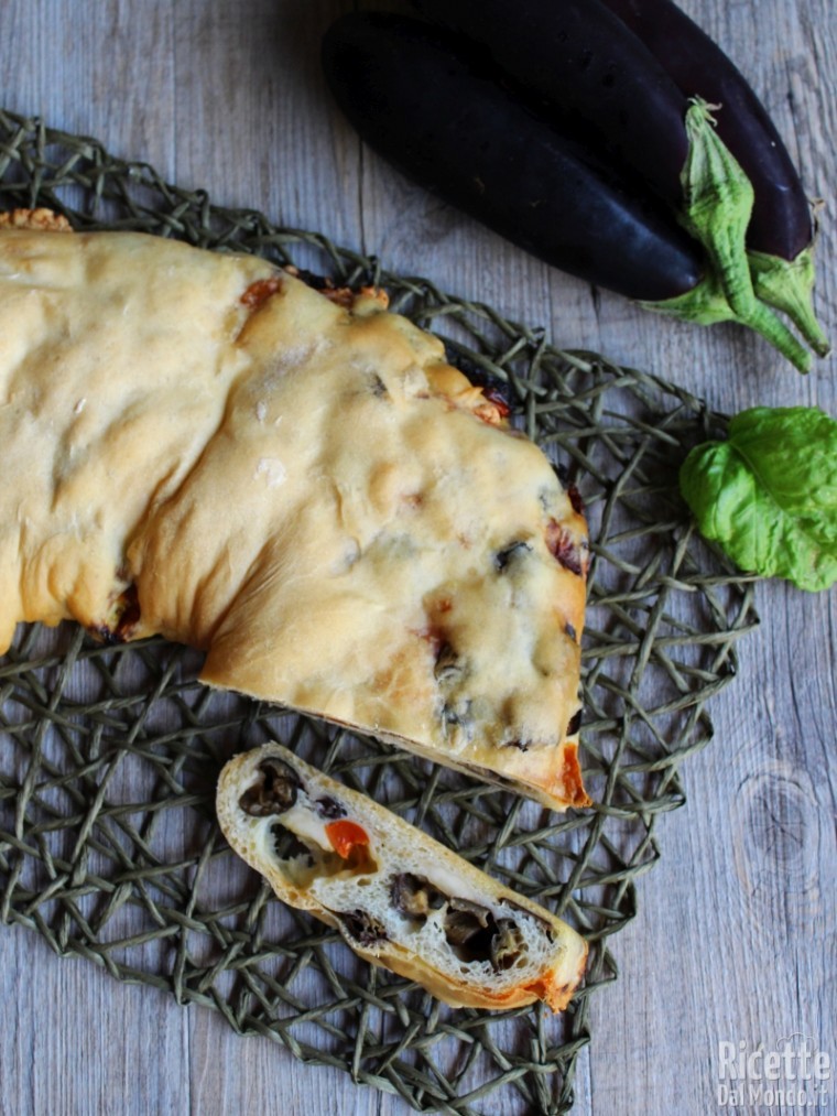 Come fare la pizza arrotolata con le melanzane