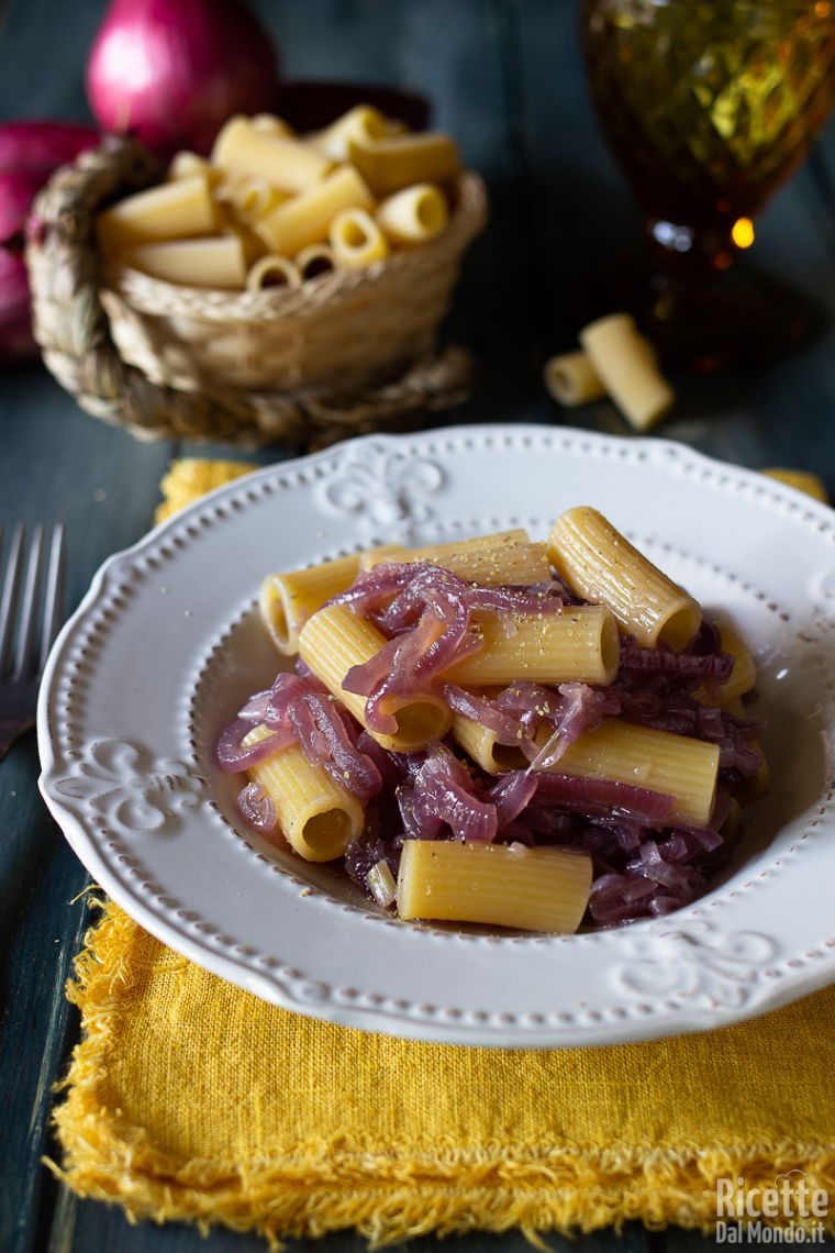 Come fare la pasta con le cipolle di Tropea caramellate